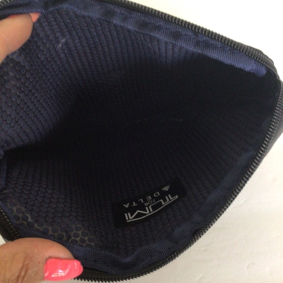 TUMI FOR DELTA COSMETIC CASE BAG - Picture 9 of 10